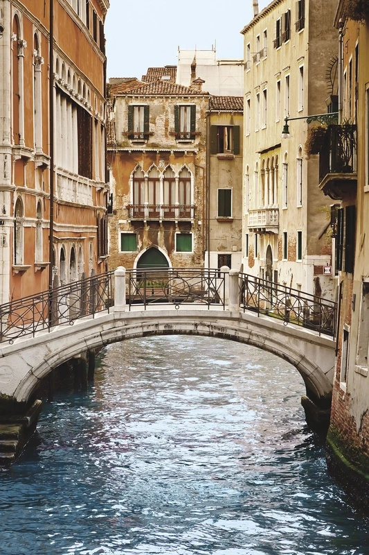 Фотообои на стену - Италия, Венеция, канал, мост, вода, архитектура, старая Европа, узкие улочки, пешеходный мост, романтика, путешествия, исторические здания, балконы, арки, городской пейзаж, теплые тона, уют, для гостиной, винтажные, средиземноморский стиль, атмосферные