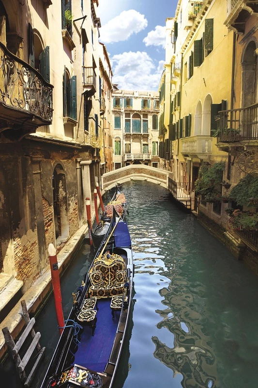 Фотообои на стену - Венеция, Италия, гондола, канал, мост, историческая архитектура, старинные дома, солнечный день, облака, вода, отражения, балконы, жалюзи, романтика, путешествие, южная Европа, яркие цвета, уютная улица, туристическое место, средиземноморский стиль, живая атмосфера