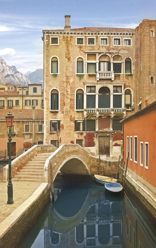 Фотообои на стену - мост, канал, лодки, Италия, Венеция, старая архитектура, отражение в воде, голубое небо, старинные дома, фасады, урбанистика, пешеходный мост, путешествия, исторический город, романтика, средиземноморский стиль, терракотовые стены, винтаж, уютный пейзаж, лето, красота Европы