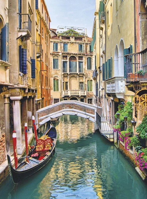 Фотообои на стену - Венеция, Италия, канал, гондола, мост, венецианская архитектура, исторические здания, бирюзовая вода, романтика, узкая улица, путешествие, цветы, балконы, уютный пейзаж, туристическое место, водный транспорт, живописный вид, окна с ставнями, старинный город, арочный мост, атмосферная сцена