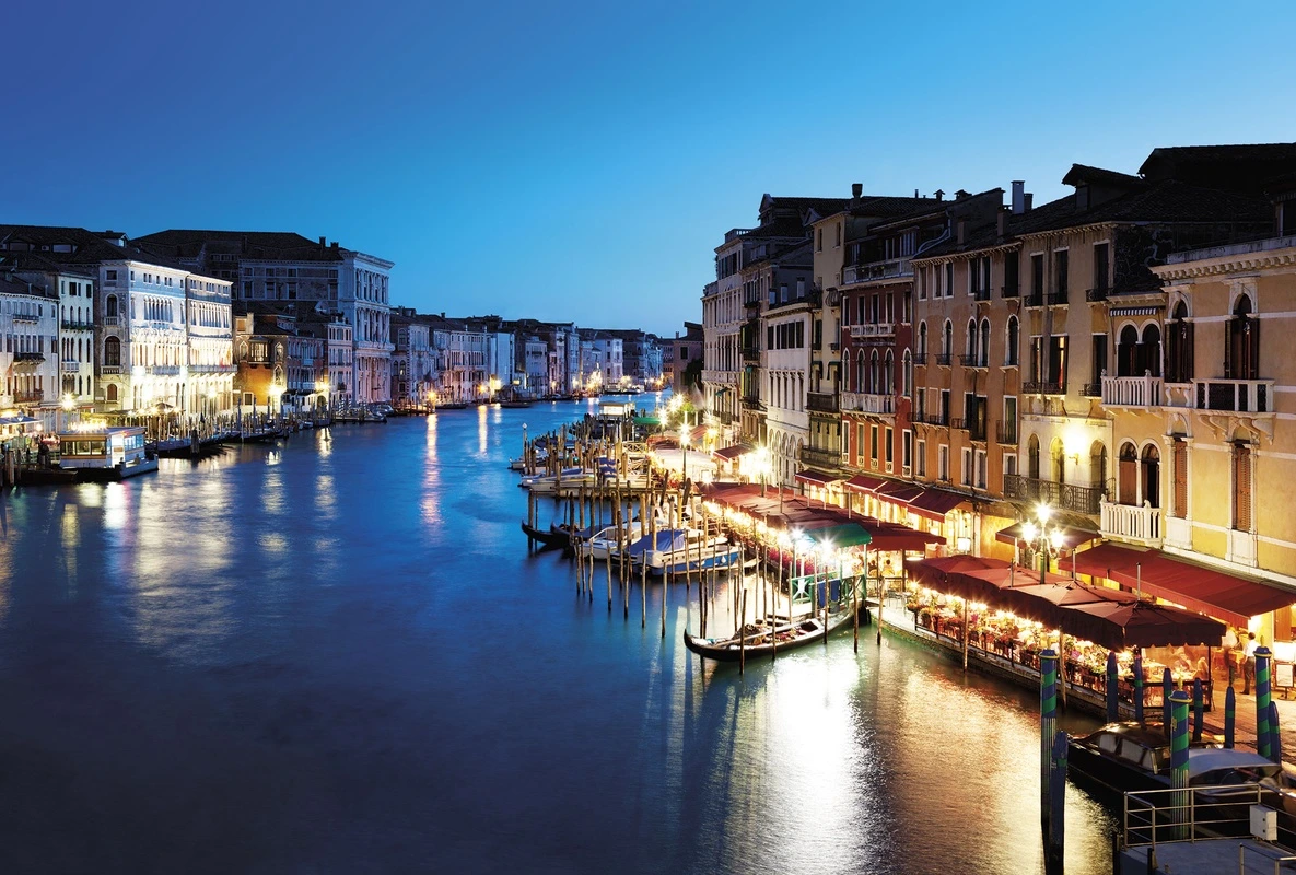 Фотообои на стену - венеция, канал, ночной город, огни, отражения, рестораны, гондолы, архитектура, италия, небо на закате, уют, атмосфера, для кухни, в гостиную, уличное освещение, вечер, вода, романтика, панорамные, европейский стиль