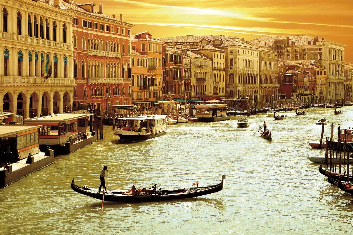Фотообои на стену - венеция, гондола, закат, канал, архитектура, золотой свет, италия, старинные здания, водный транспорт, романтическая атмосфера, путешествия, средиземноморский стиль, панорамные, для кухни, в гостиную, теплые оттенки, набережная, городской пейзаж, исторический центр, вечерний свет