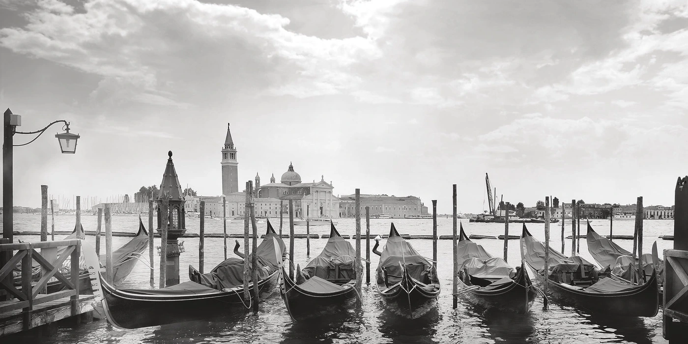 Фотообои на стену - венеция, гондолы, черно-белое, ретро стиль, архитектура, собор, канал, старинный город, деревянные сваи, исторический пейзаж, минимализм, винтаж, для гостиной, в кабинет, атмосфера тишины, панорамный вид, морской порт, италия, мост, старый свет