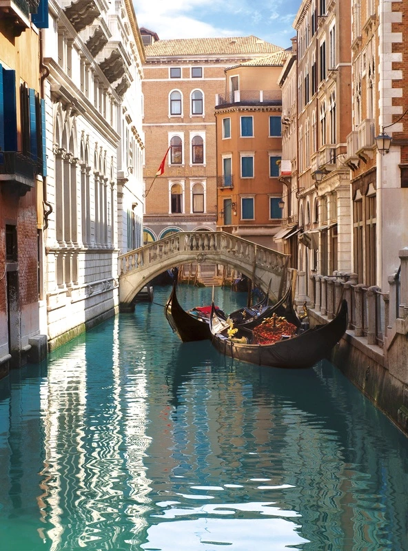 Фотообои на стену - венеция, канал, гондолы, мост, отражения, архитектура, старый город, италия, солнечный день, узкая улица, яркие фасады, городской пейзаж, романтика, европейский стиль, для кухни, в прихожую, панорамный вид, спокойная атмосфера, вода, туристический маршрут