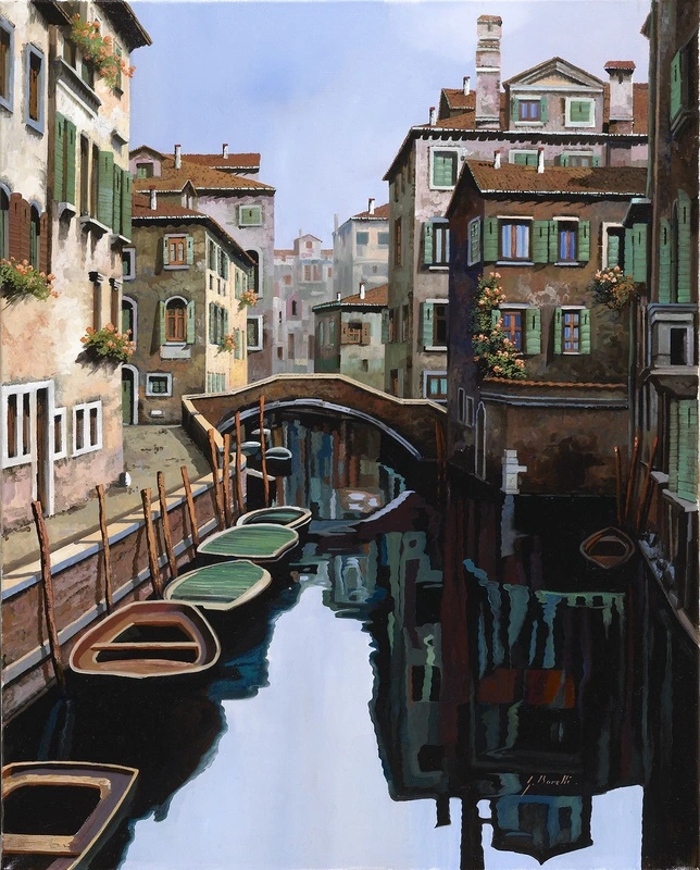 Фотообои на стену - венеция, канал, лодки, мост, утро, архитектура, старый город, зелёные ставни, отражения в воде, живопись, италия, городской пейзаж, цветы на окнах, узкие улочки, тишина, пастельные тона, европейская романтика, путешествие, уличный стиль, домики у воды