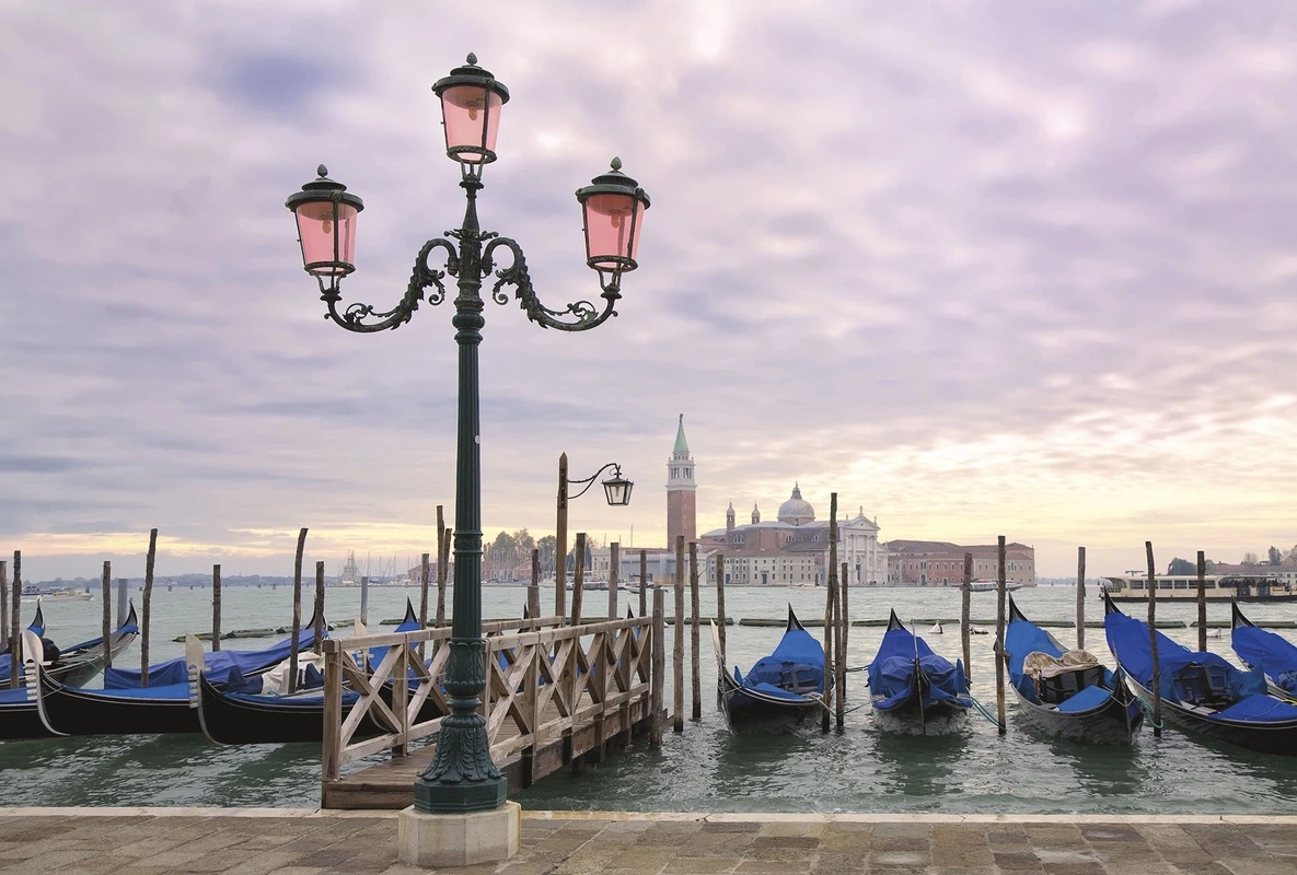 Фотообои на стену - венеция, гондолы, пристань, фонарь, утро, рассвет, набережная, город на воде, сан-марко, вид на лагуну, архитектура, романтика, италия, исторический центр, водный транспорт, туристический пейзаж, купола, колокольня, пурпурное небо, облака, штиль, отражения в воде, каменная плитка, городской пейзаж, классика европы