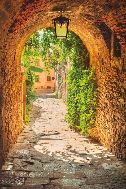 Фотообои на стену - улочки, арка, оранжевая