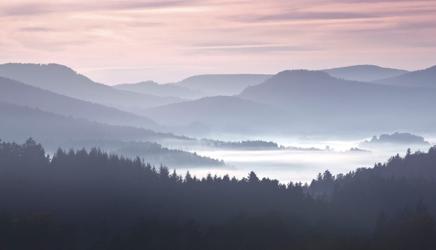 Фотообои на стену - пейзаж, горы, в тумане, серо-голубая, розовая