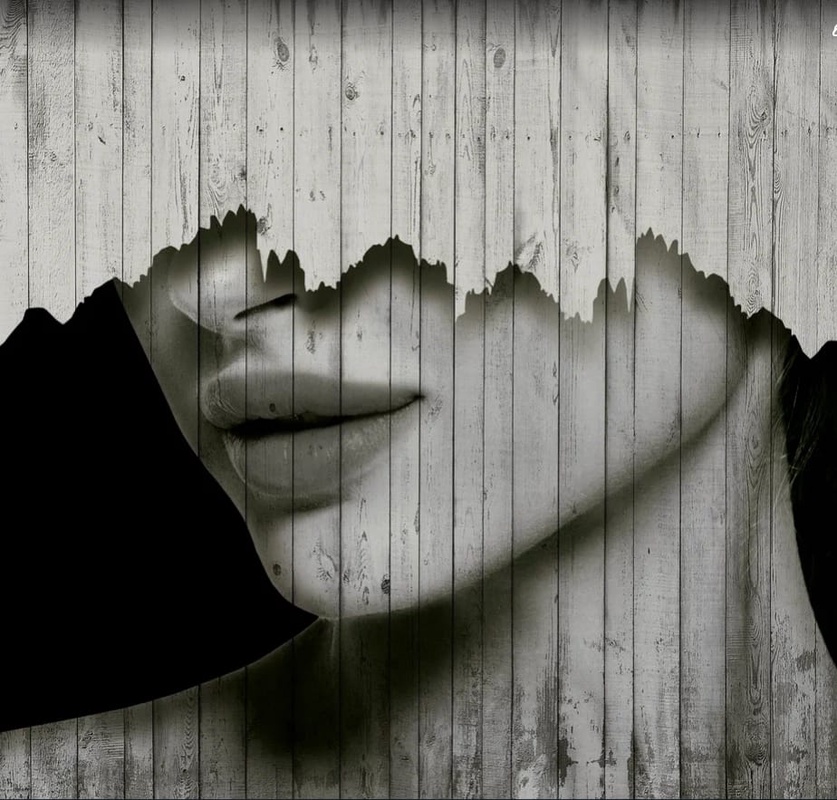 Фотообои и фрески на стену - молодежные, девушка, черно-белые, вертикальные линии