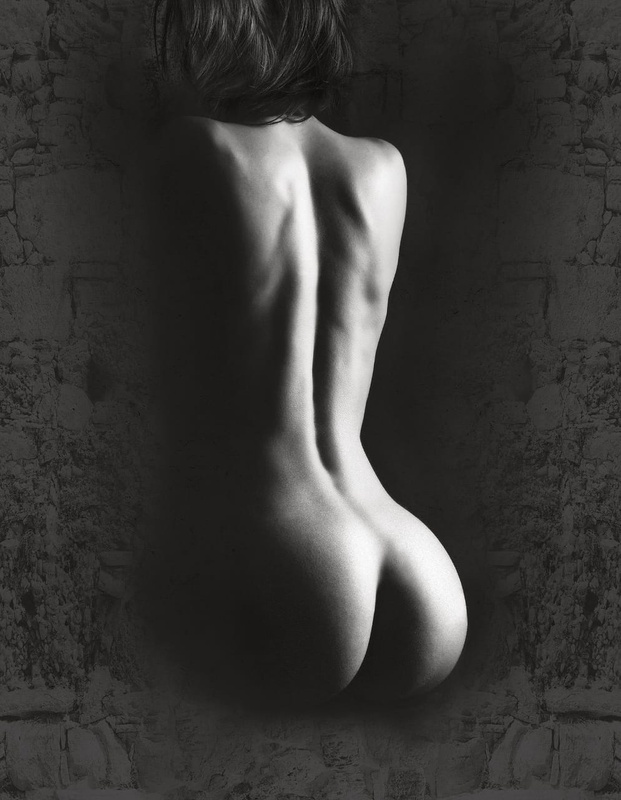 Фотообои и фрески на стену - молодежные, девушка, обнаженная, черно-белые, фото