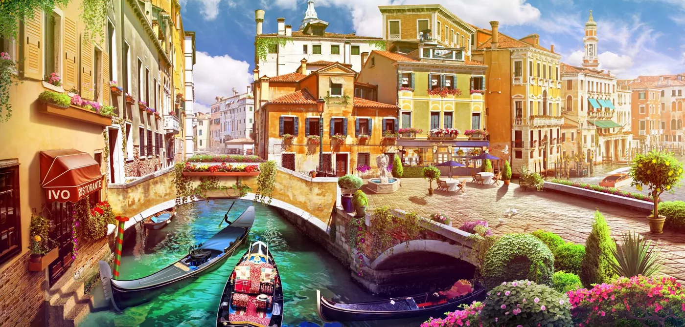 Фотообои и фрески на стену - розовые, улица, цветы, город, ставни, красные, вода, лодки, здания, растения, желтые, окна, зеленые, венеция