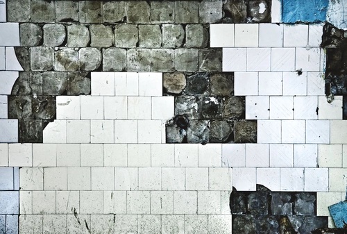 лофт, кирпичная стена, белая, серая