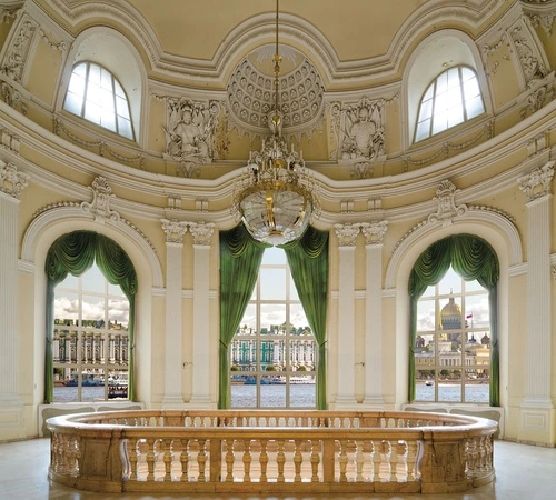 дворец, люстра, колонны, интерьер, Петербург, Эрмитаж, вид из окна, классика, лепнина, зелёные шторы, балюстрада, панорамные окна, неоклассика, купол, здание, набережная, река