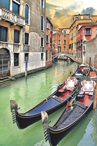 Венеция, Италия, канал, гондолы, мост, закат, исторические здания, вода, романтика, путешествие, архитектура, яркие фасады, узкие улицы, городской пейзаж, атмосферный вид, туристическое место, отражения в воде, старинный город, итальянская атмосфера, прогулка по каналу, уют