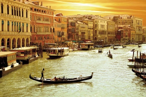венеция, гондола, закат, канал, архитектура, золотой свет, италия, старинные здания, водный транспорт, романтическая атмосфера, путешествия, средиземноморский стиль, панорамные, для кухни, в гостиную, теплые оттенки, набережная, городской пейзаж, исторический центр, вечерний свет