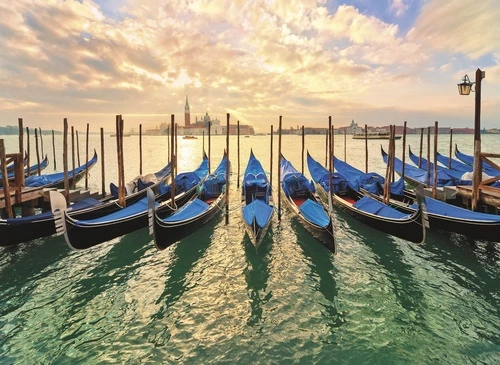 гондолы, венеция, закат, отражения, вода, деревянные сваи, старый город, панорамный вид, морской пейзаж, италия, романтика, архитектура на фоне, облачное небо, спокойствие, туристический вид, для спальни, в гостиную, теплые оттенки, городской порт, путешествия