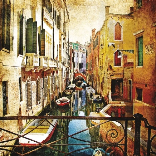 венеция, узкий канал, лодки, мост, старинные здания, яркие фасады, балконы, отражения в воде, винтажный стиль, акварельный эффект, архитектура, ретро атмосфера, италия, городской пейзаж, для кухни, в прихожую, живописный вид, теплые оттенки, текстурный фон, уличная сцена