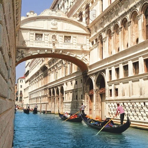 венеция, мост вздохов, гондолы, канал, белая архитектура, резные фасады, старинные здания, классический стиль, вода, туристический маршрут, путешествие, италия, исторический центр, городской пейзаж, для гостиной, в кабинет, лето, романтическая атмосфера, европейская классика, яркий день