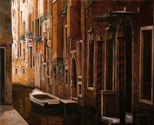 венеция, канал, лодка, старинные здания, готическая архитектура, узкая улочка, темные тона, теплый свет, отражения в воде, фонари, вывеска отеля, тень и свет, кирпичные стены, уют, итальянская атмосфера, романтика, городской пейзаж, ретро стиль, цветы на окнах, исторический антураж