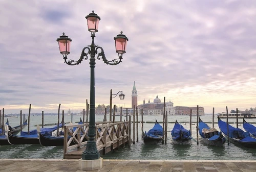 венеция, гондолы, пристань, фонарь, утро, рассвет, набережная, город на воде, сан-марко, вид на лагуну, архитектура, романтика, италия, исторический центр, водный транспорт, туристический пейзаж, купола, колокольня, пурпурное небо, облака, штиль, отражения в воде, каменная плитка, городской пейзаж, классика европы