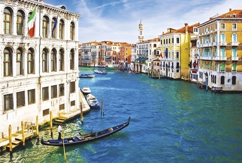 венеция, канал, гранд канал, гондола, здания, архитектура, флаг италии, солнечный день, голубая вода, исторический центр, мосты, лодки, путешествие, туризм, италия, яркие цвета, водный транспорт, старый город, городской пейзаж, лето, живописный вид, европейская классика, романтическое место, башня, бирюзовая вода