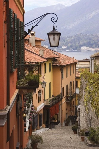 улочки, европейские, спуск к морю, крыши, с фонарем