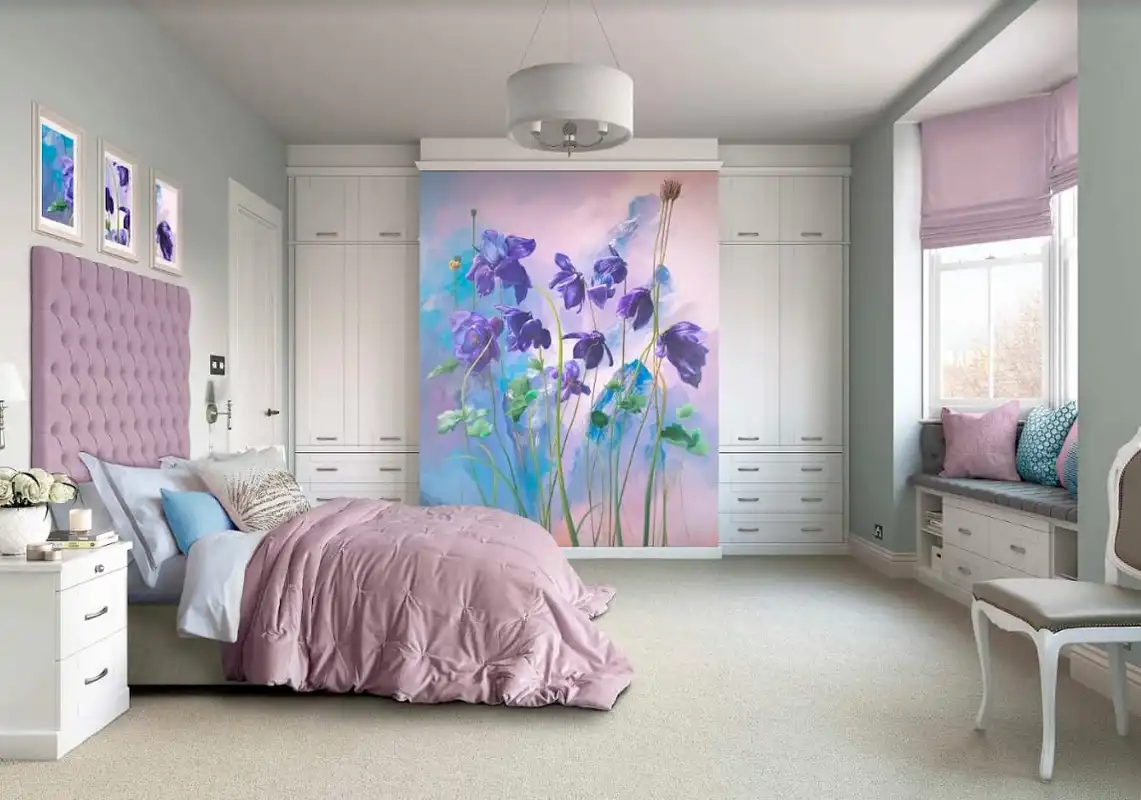 Фотообои и фрески в интерьере - эффектные, картинки, яркие, фиолетовые, в спальню, дизайн спальни, над кроватью, цветы, аквилегия, вертикальные, флизелиновые