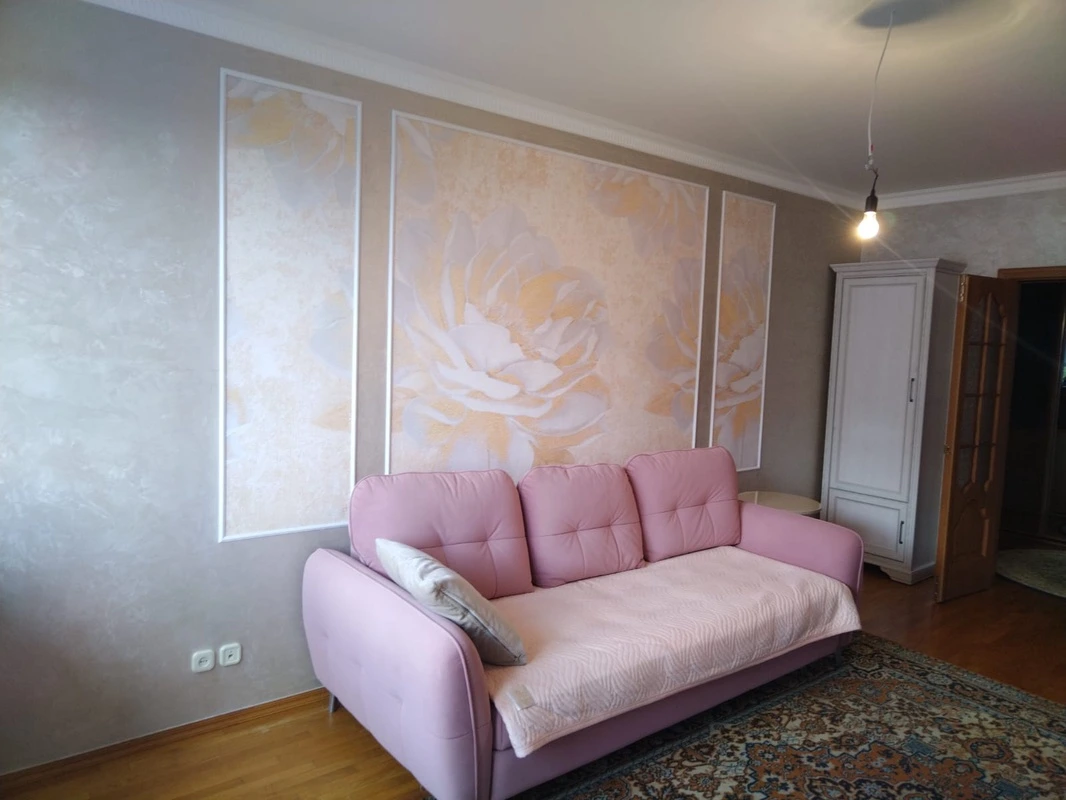 Фотообои в интерьере - наши работы, белые, пионы на штукатурке, золотые, триптих над диваном