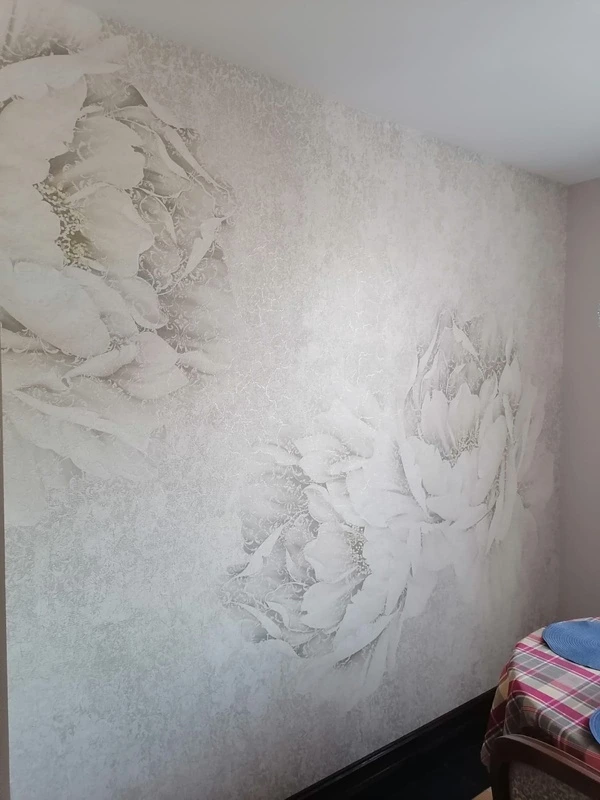 Фотообои в интерьере - наши работы, цветы на бежевом фоне, с ажурным узором