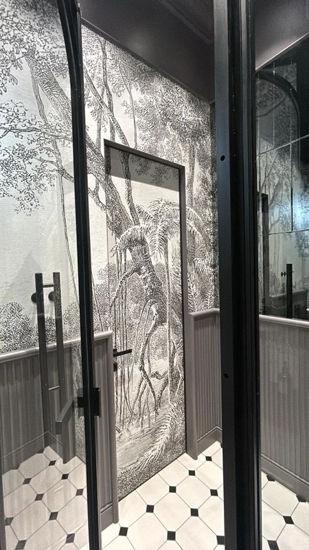 Фотообои в интерьере - наши работы, графический пейзаж, парк, в ванную комнату